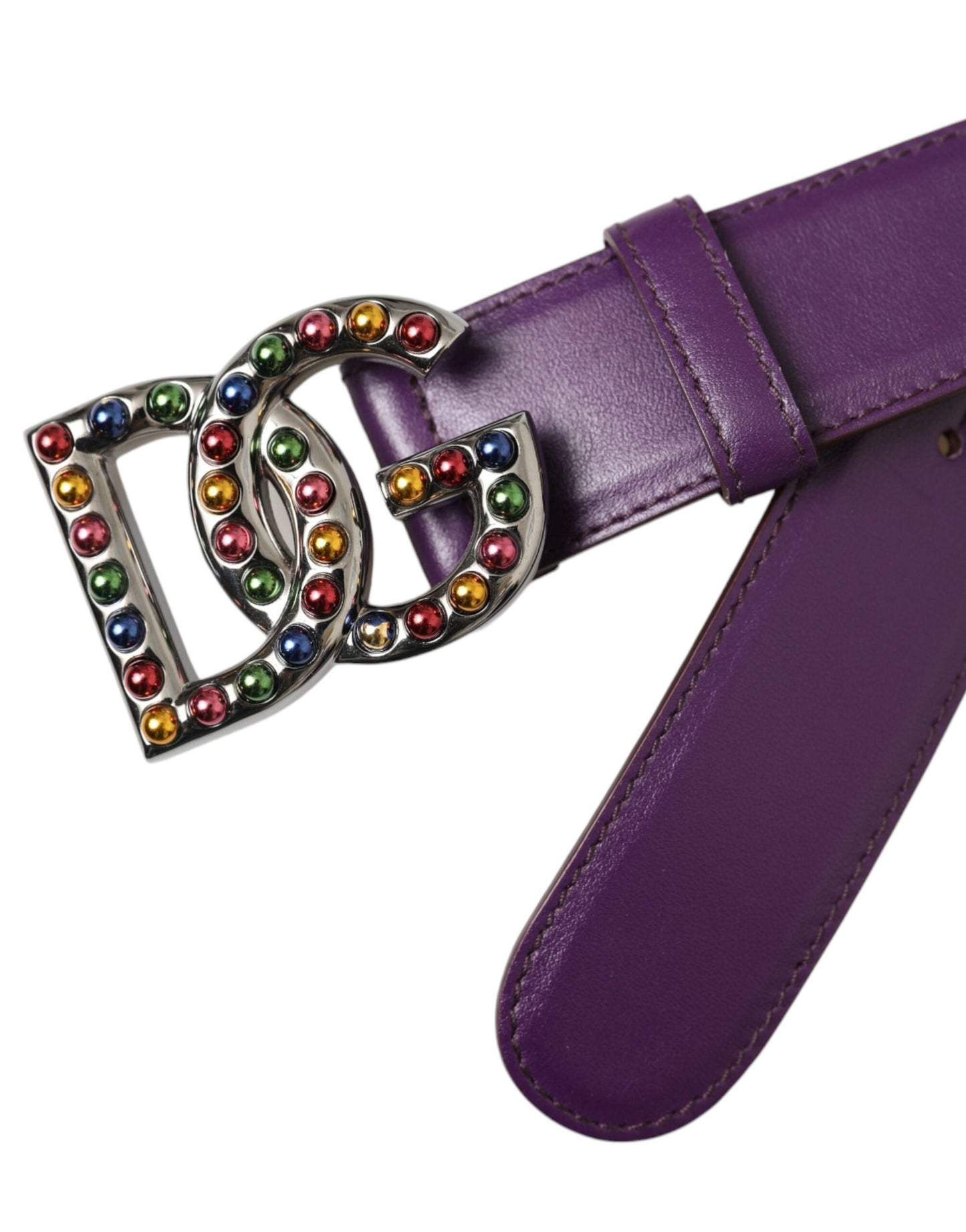 Cinturón de cuero morado con hebilla metálica y tachuelas del logotipo de DG
