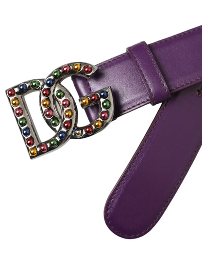 Cinturón de cuero morado con hebilla metálica y tachuelas del logotipo de DG