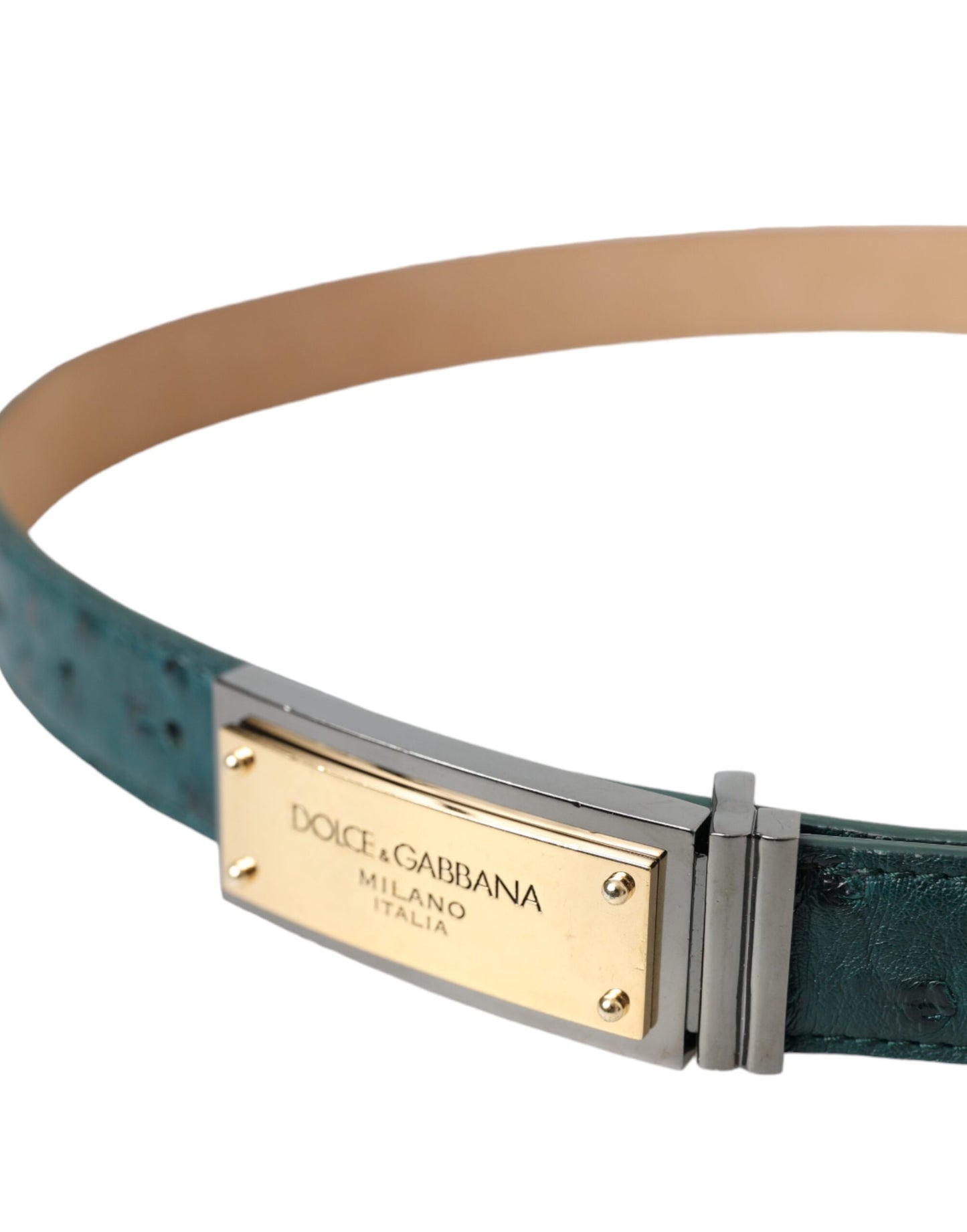 Cinturón de cuero verde con hebilla grabada con logotipo dorado