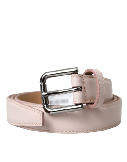 Cinturón de cuero rosa claro con hebilla de metal plateado