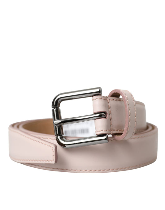 Cinturón de cuero rosa claro con hebilla de metal plateado