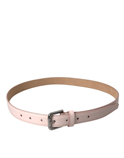 Cinturón de cuero rosa claro con hebilla de metal plateado