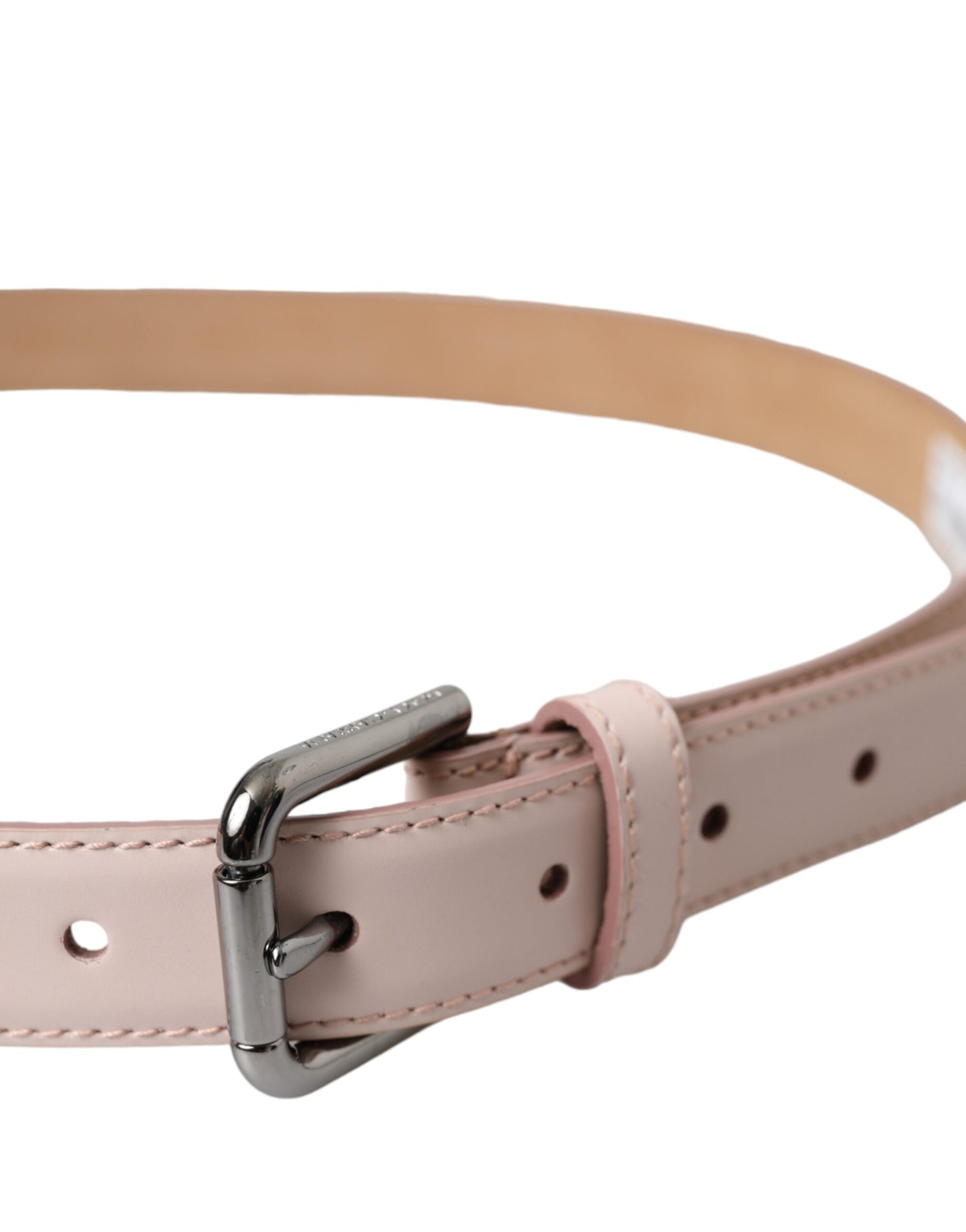 Cinturón de cuero rosa claro con hebilla de metal plateado