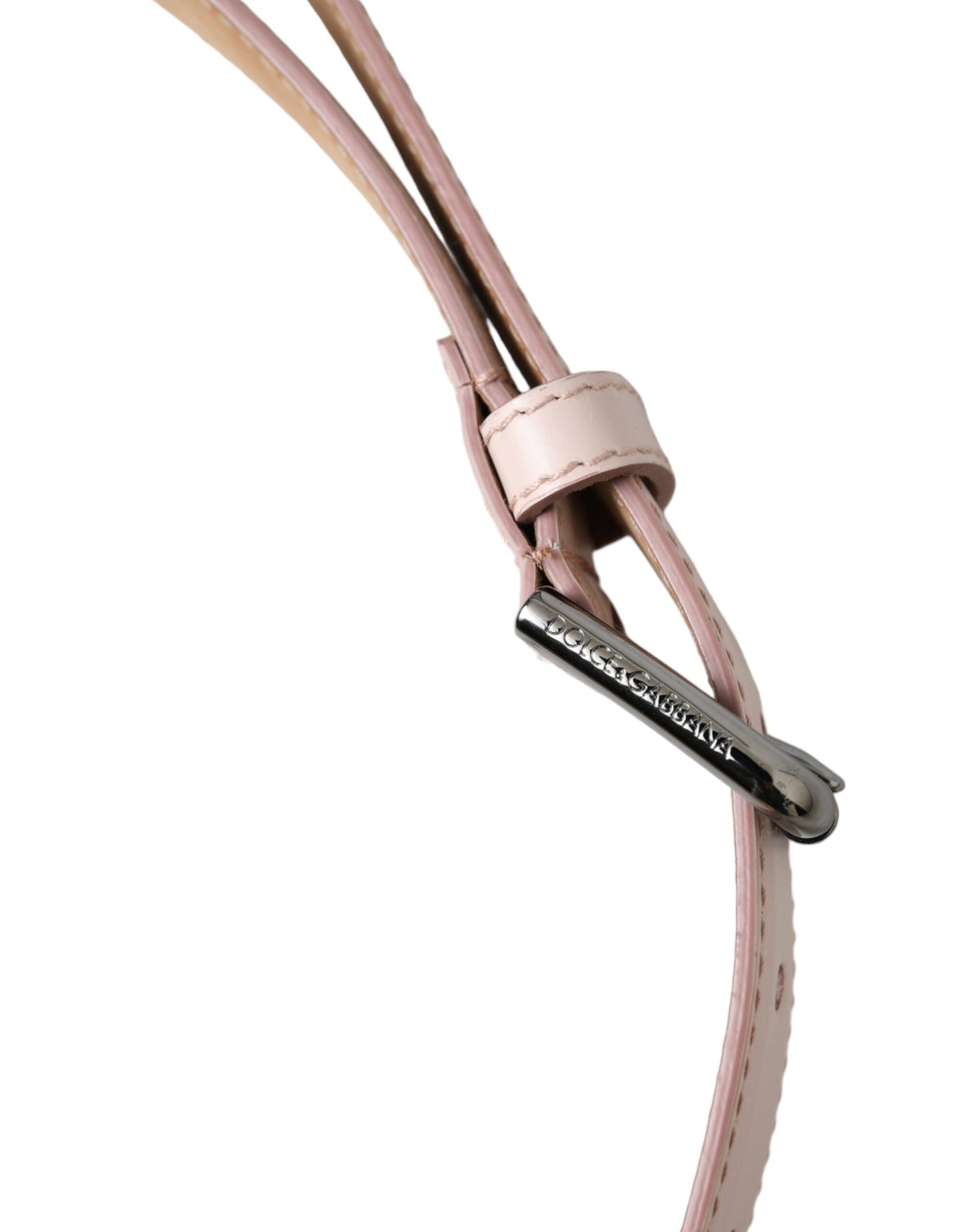 Cinturón de cuero rosa claro con hebilla de metal plateado