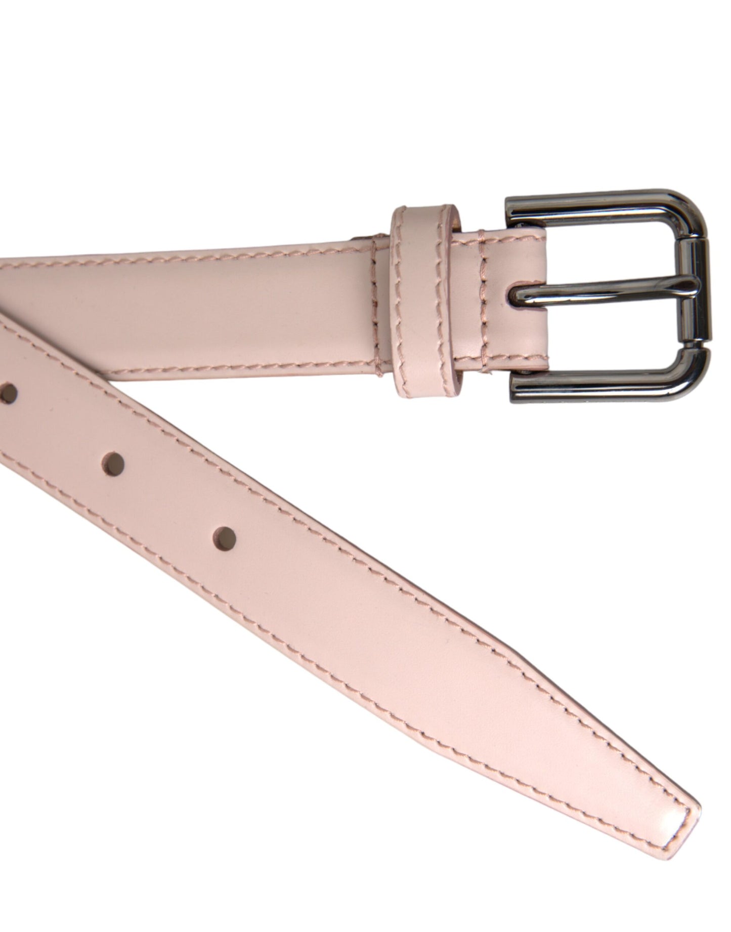 Cinturón de cuero rosa claro con hebilla de metal plateado