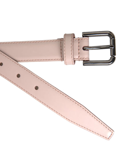 Cinturón de cuero rosa claro con hebilla de metal plateado