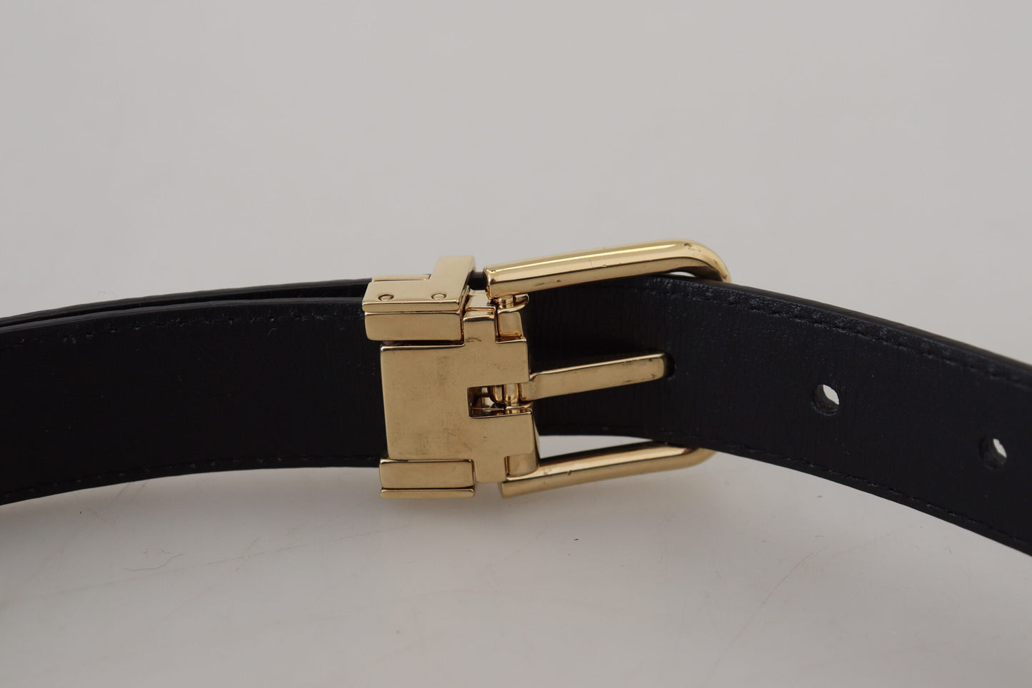 Cinturón de piel exótica negra con hebilla de metal dorado