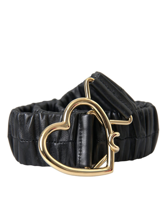 Cinturón de cuero negro con hebilla de metal y corazón dorado