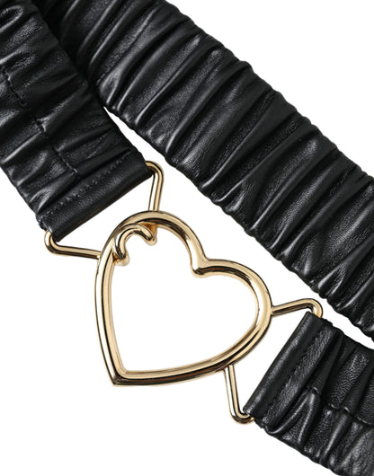 Cinturón de cuero negro con hebilla de metal y corazón dorado