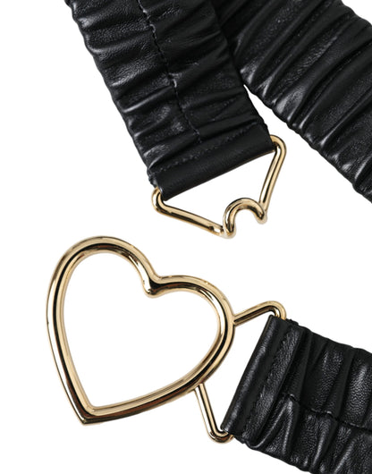 Cinturón de cuero negro con hebilla de metal y corazón dorado