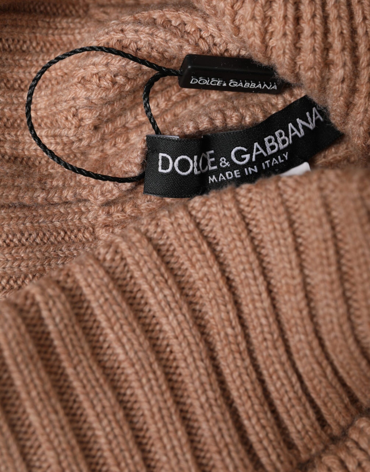 Gorro de invierno de punto liso marrón con bola de pelo