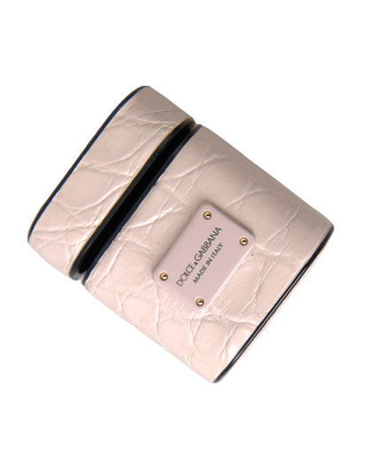 Estuche para AirPods de cuero rosa claro con placa metálica y logotipo