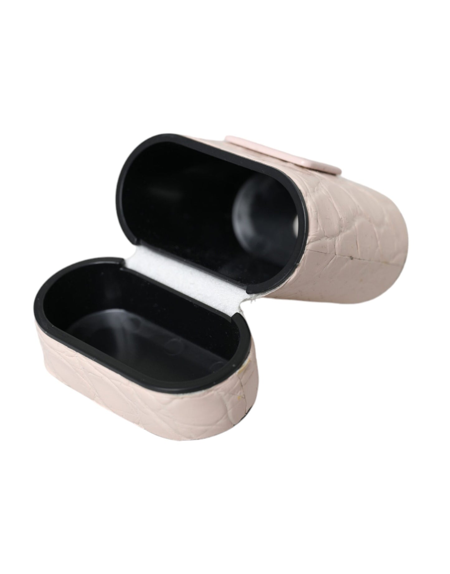 Estuche para AirPods de cuero rosa claro con placa metálica y logotipo