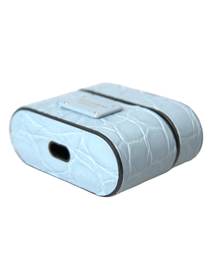Estuche para AirPods de cuero azul claro con placa metálica y logotipo