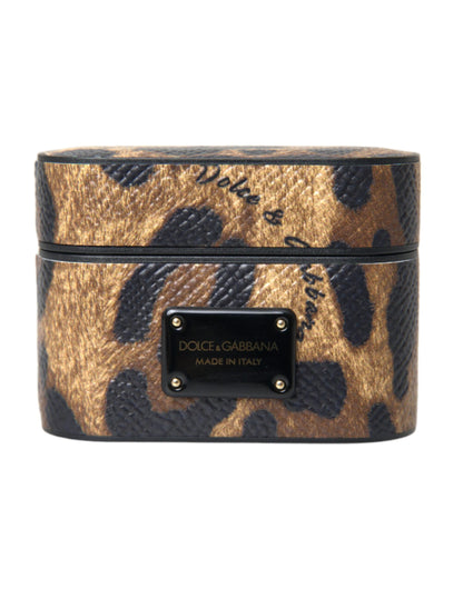 Estuche para AirPods de piel de becerro con estampado de leopardo marrón y placa metálica con el logotipo