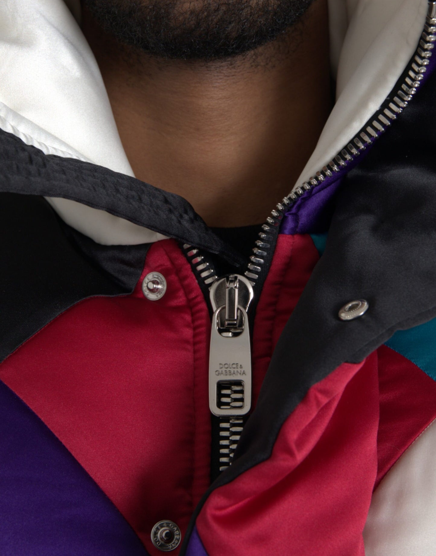 Chaqueta acolchada cortavientos con logotipo multicolor