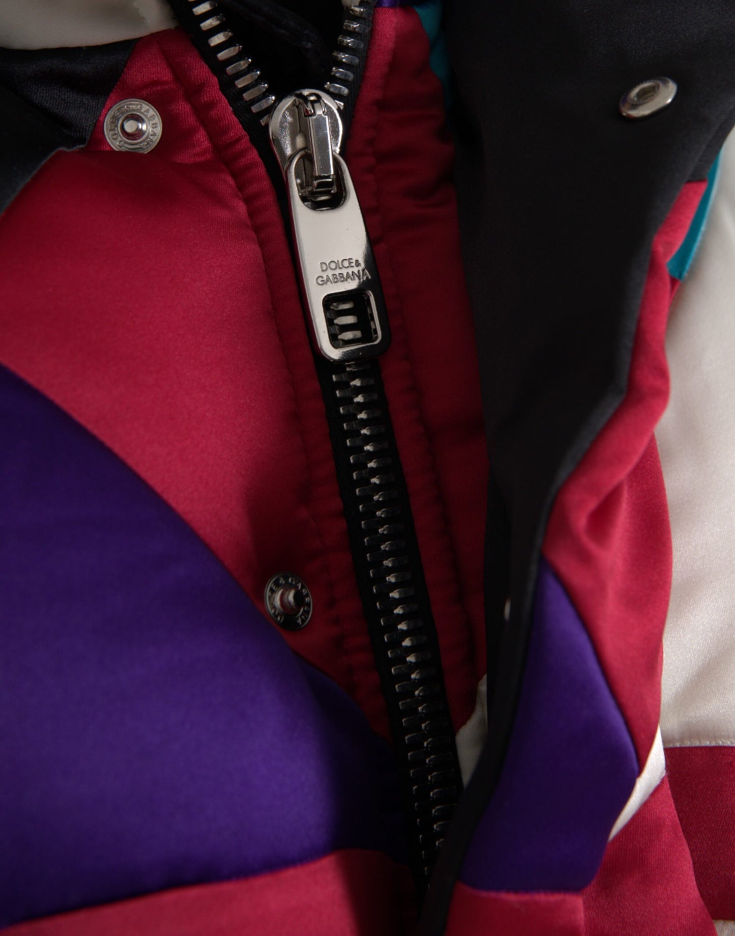 Chaqueta acolchada cortavientos con logotipo multicolor