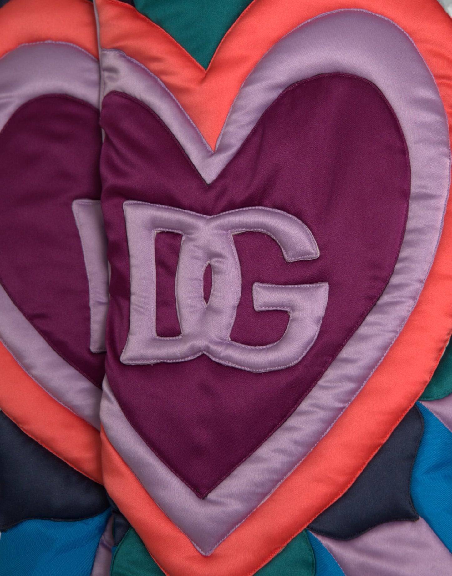 Chaqueta acolchada con capucha y logotipo de corazón multicolor