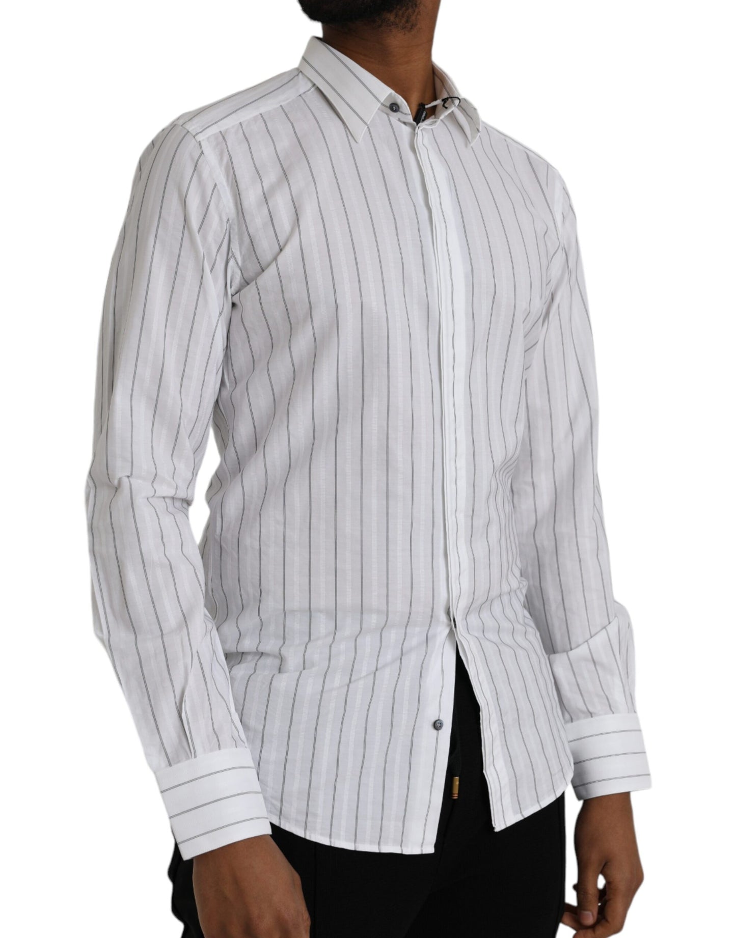 Vestido formal a rayas blancas y negras con camisa dorada