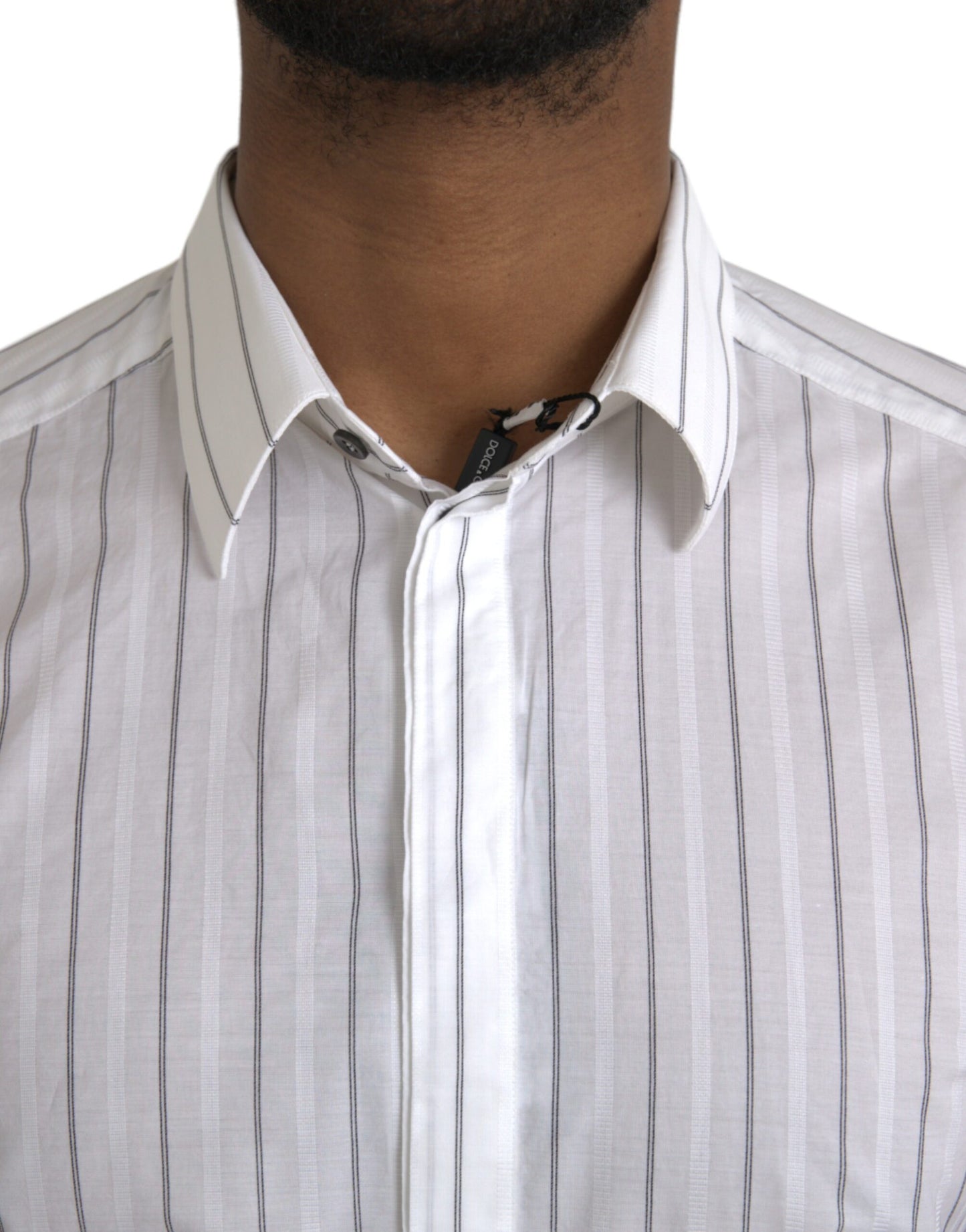 Vestido formal a rayas blancas y negras con camisa dorada