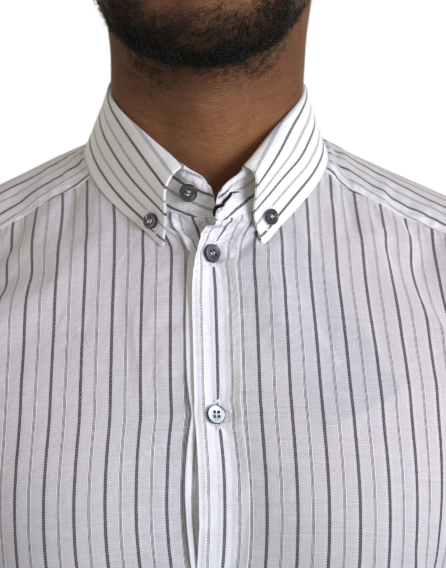 Vestido formal a rayas blancas y negras con camisa dorada