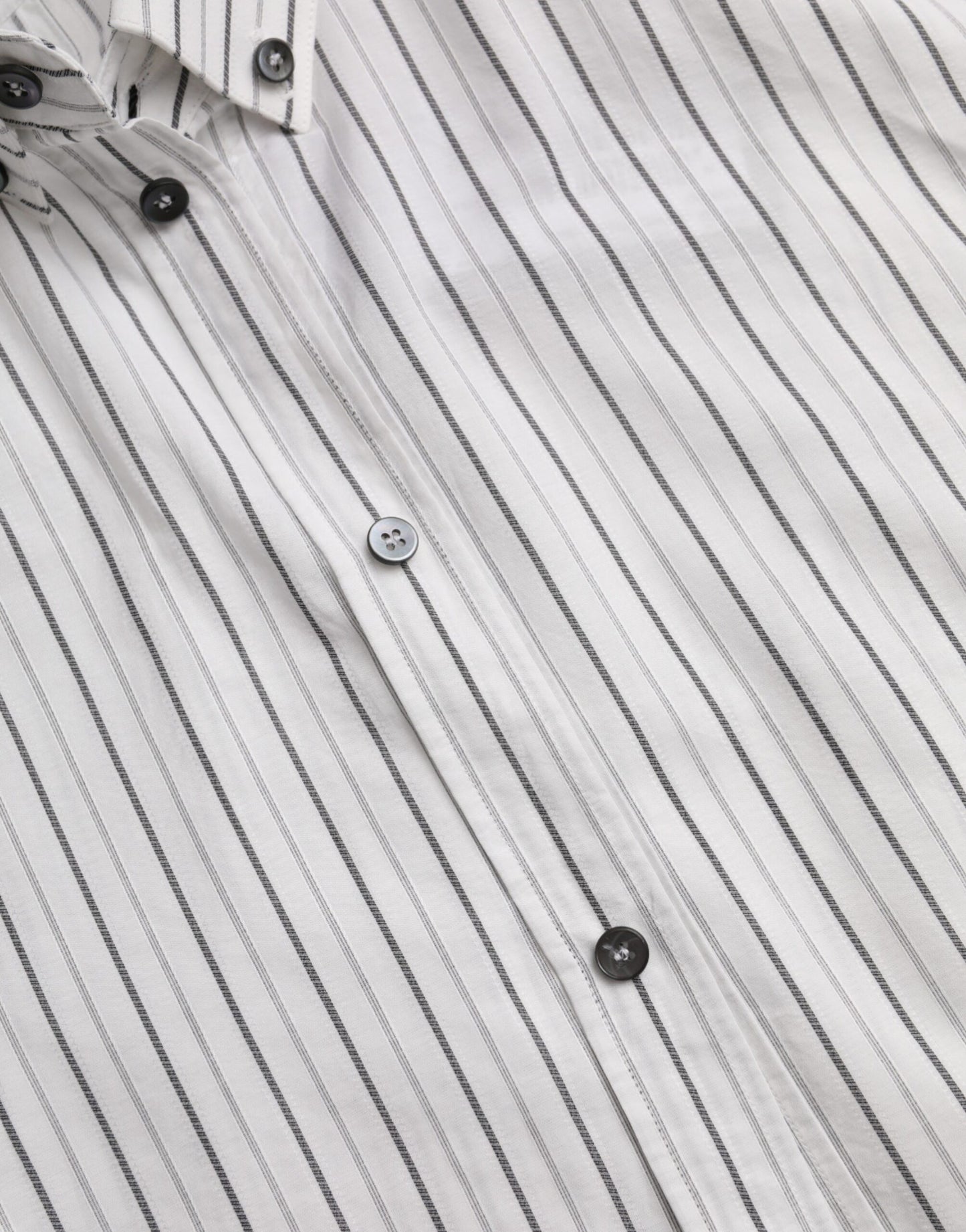 Vestido formal a rayas blancas y negras con camisa dorada