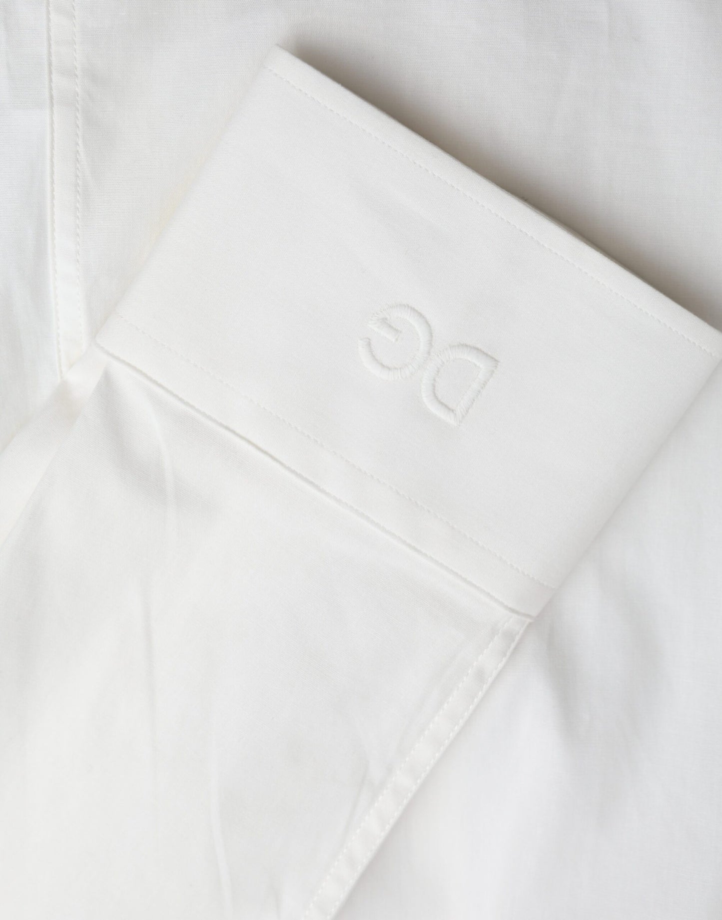 Vestido de algodón blanco, corte entallado, camisa dorada
