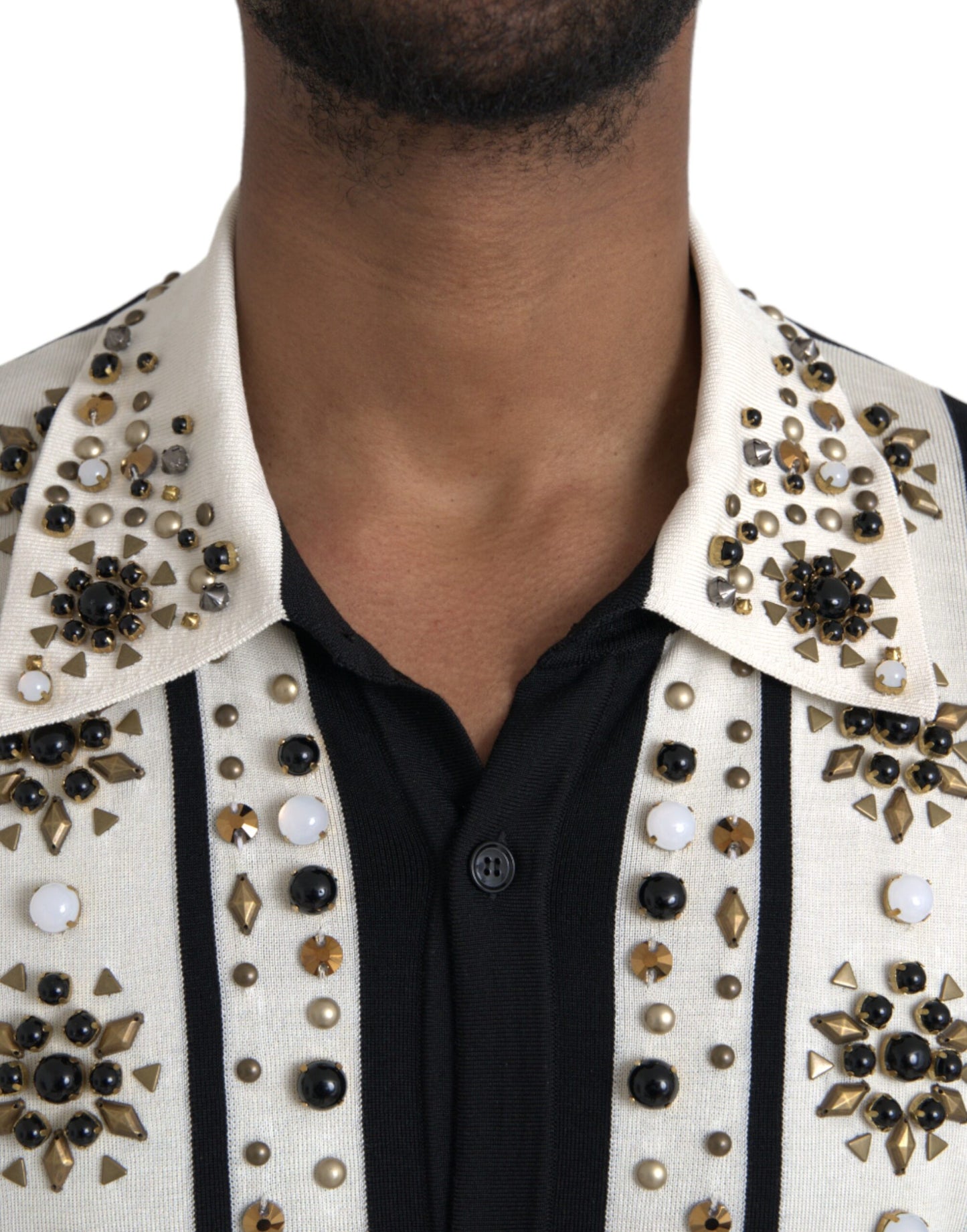 Camisa de seda blanca y negra con cristales tachonados