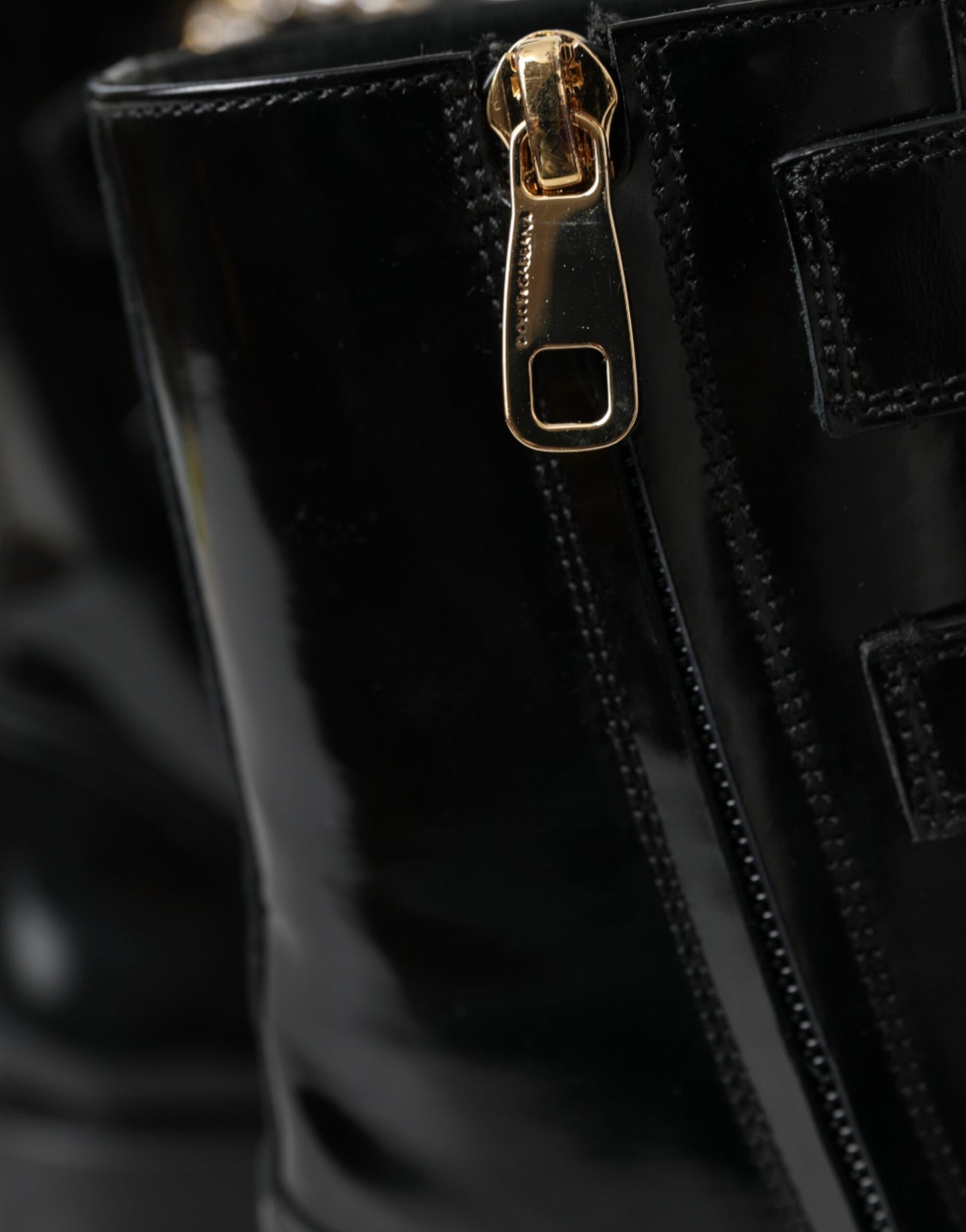 Botas de cuero negro con hebillas de cristal