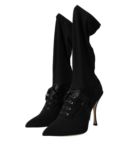 Botas negras de tacón de aguja a media pantorrilla
