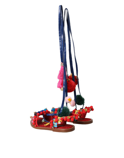 Sandalias con pompones multicolores y piel envolvente