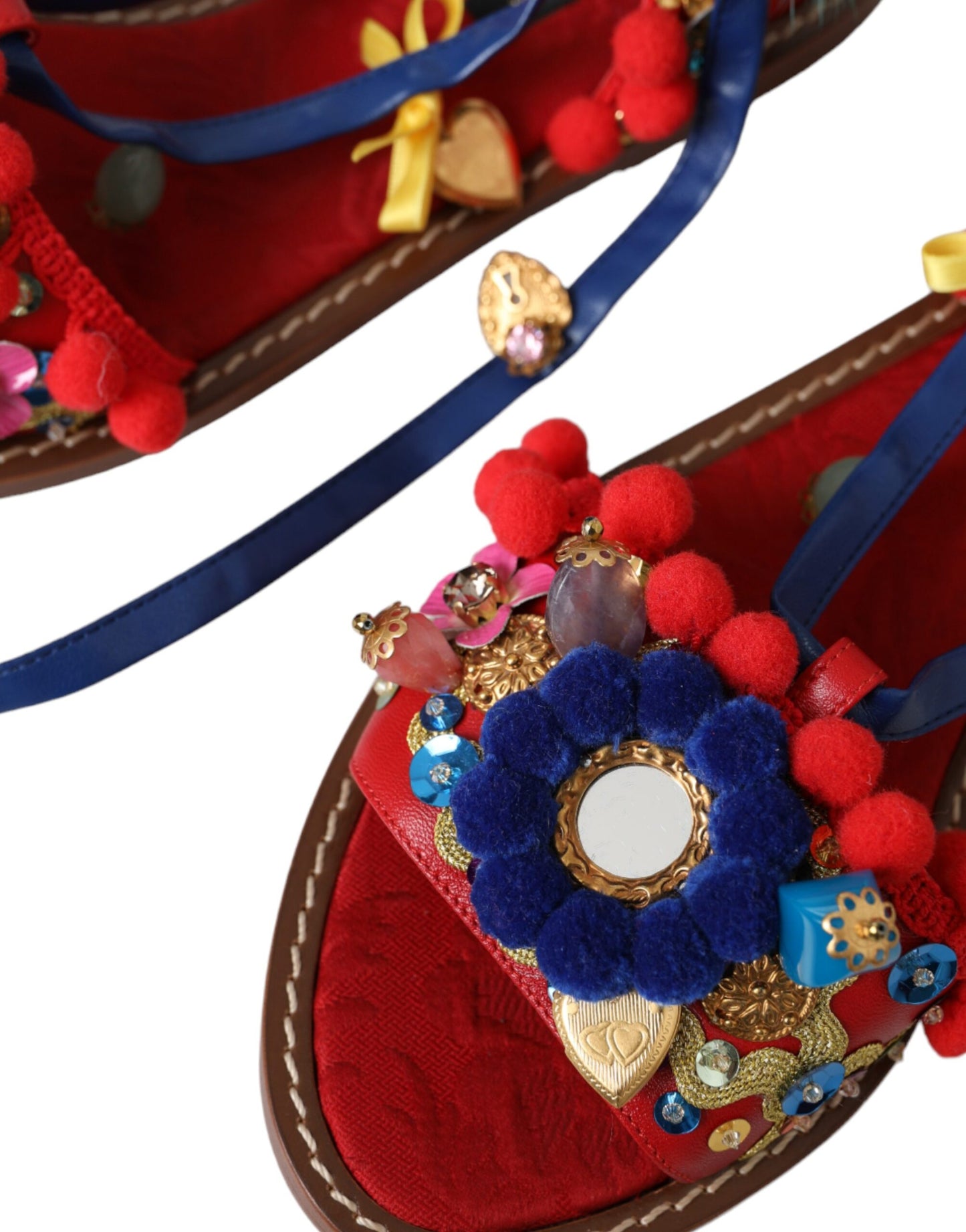 Sandalias con pompones multicolores y piel envolvente