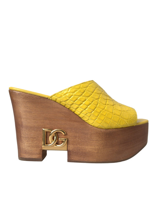 Sandalias de cuña tipo mula de madera de cuero amarillo
