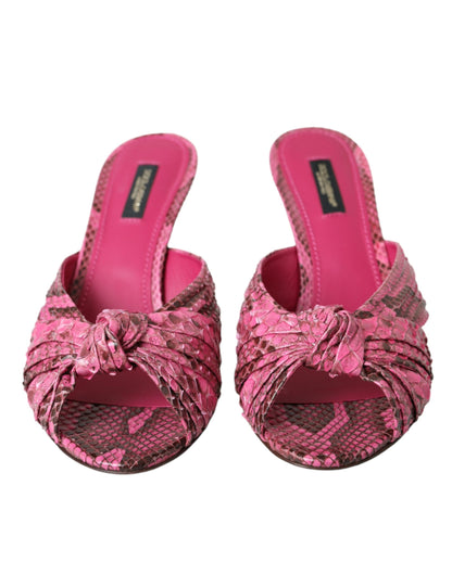 Sandalias de tacón bajo de piel exótica rosa