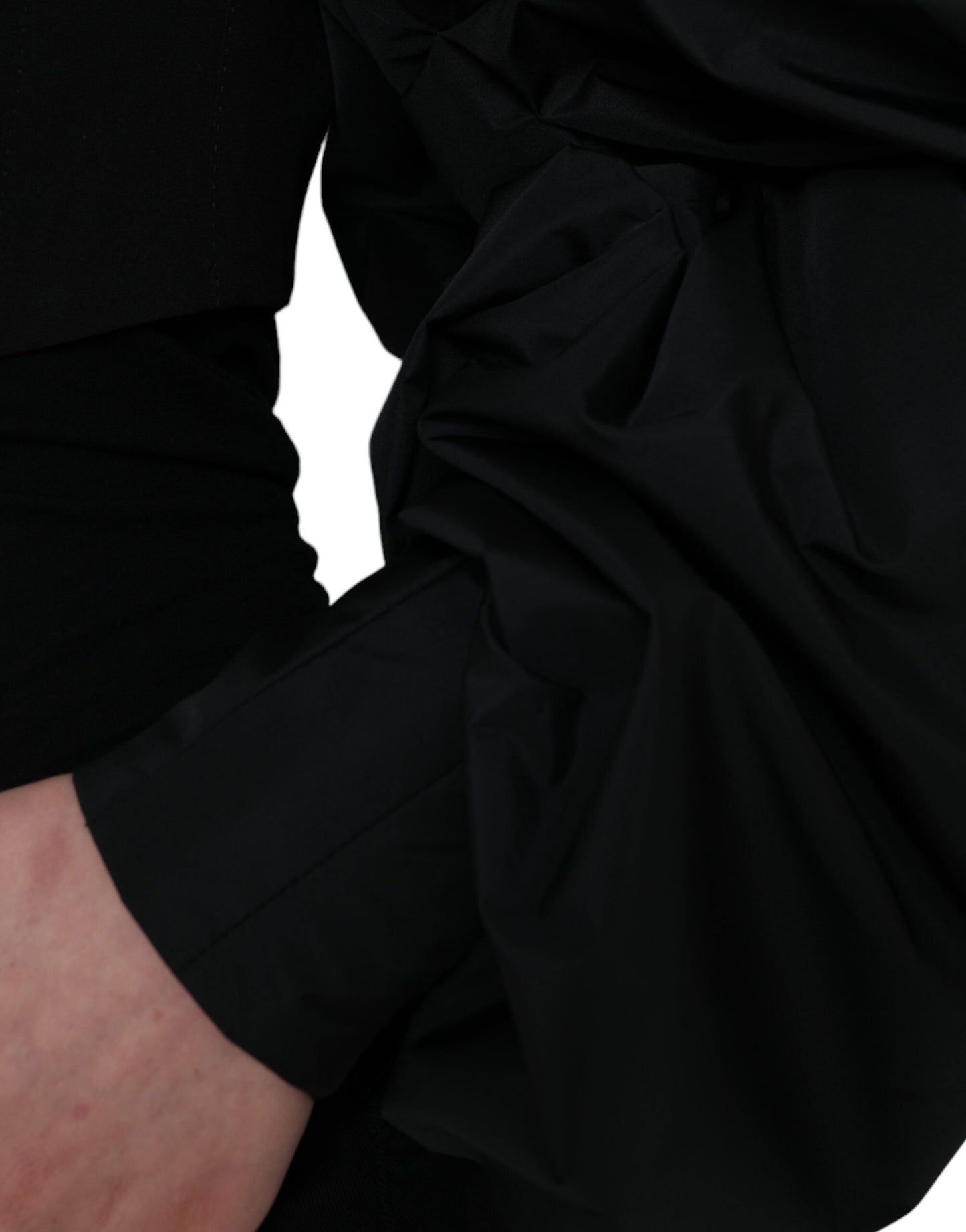 Chaqueta corta de poliéster negro con mangas abullonadas