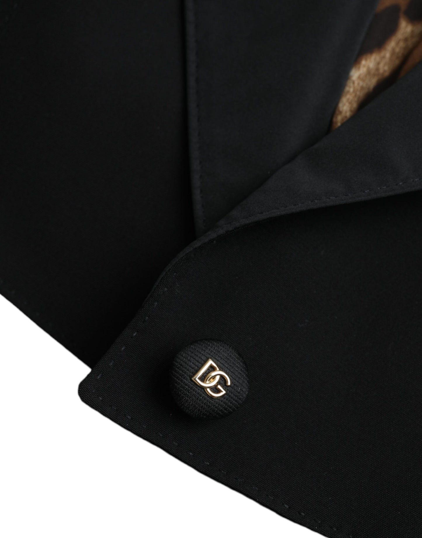 Chaqueta corta de poliéster negro con mangas abullonadas