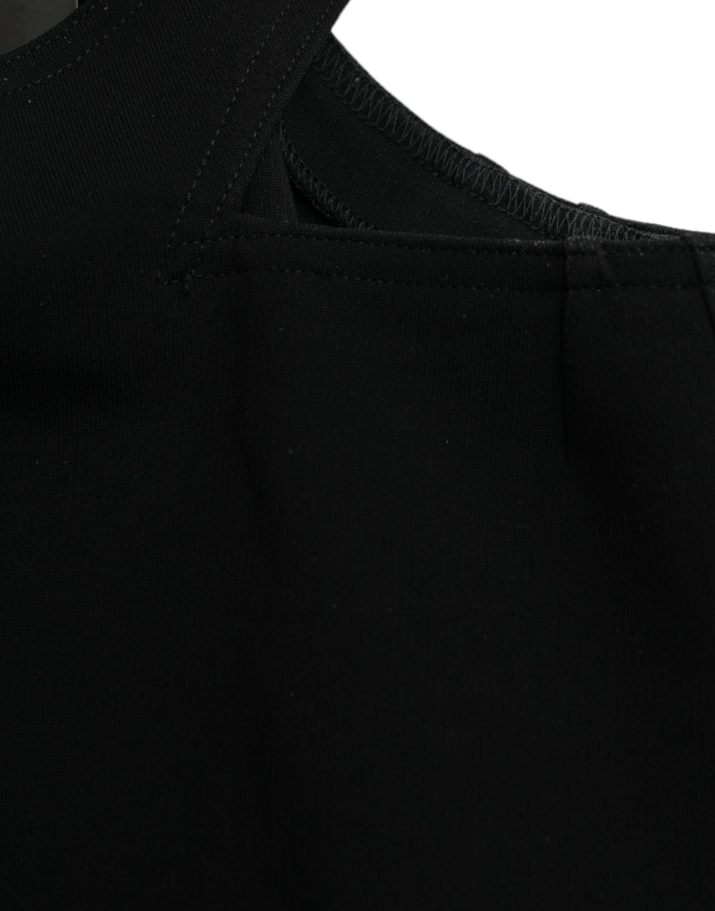 Top corto negro sin mangas con cuello redondo