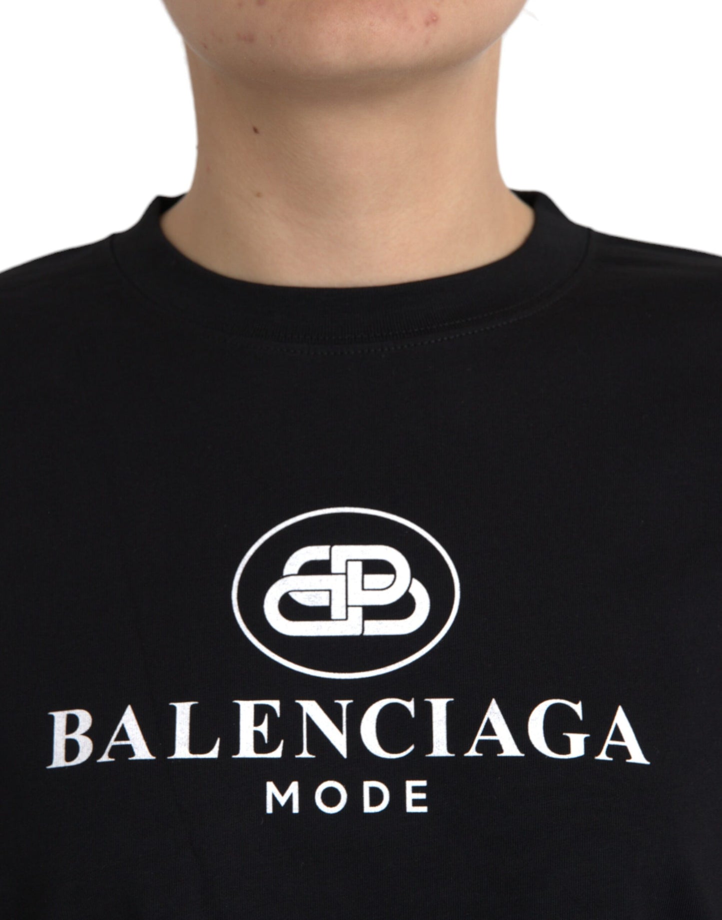 Camiseta de algodón negra con cuello redondo y manga corta con logotipo
