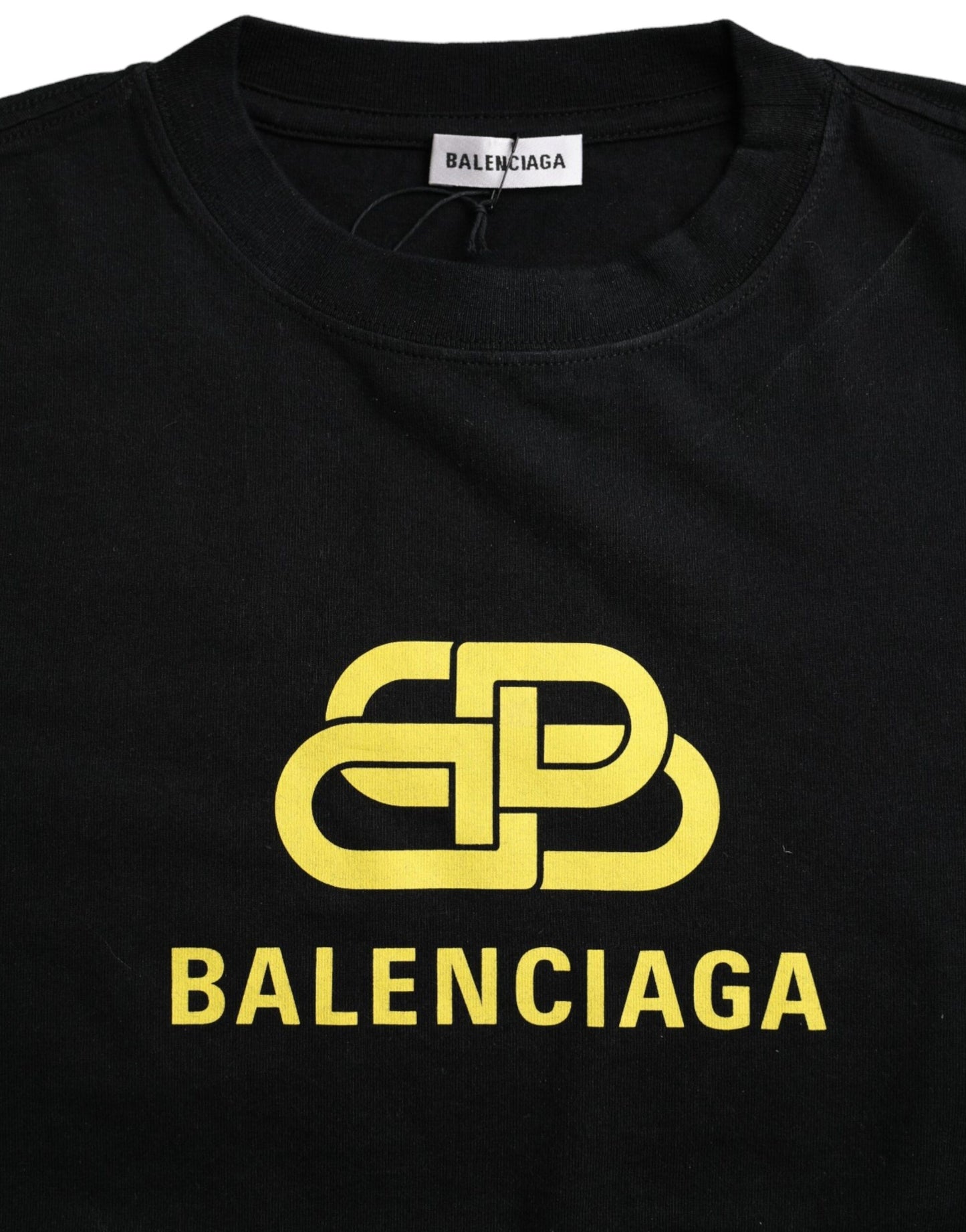Camiseta de algodón negra con cuello redondo y manga corta con estampado de logotipo