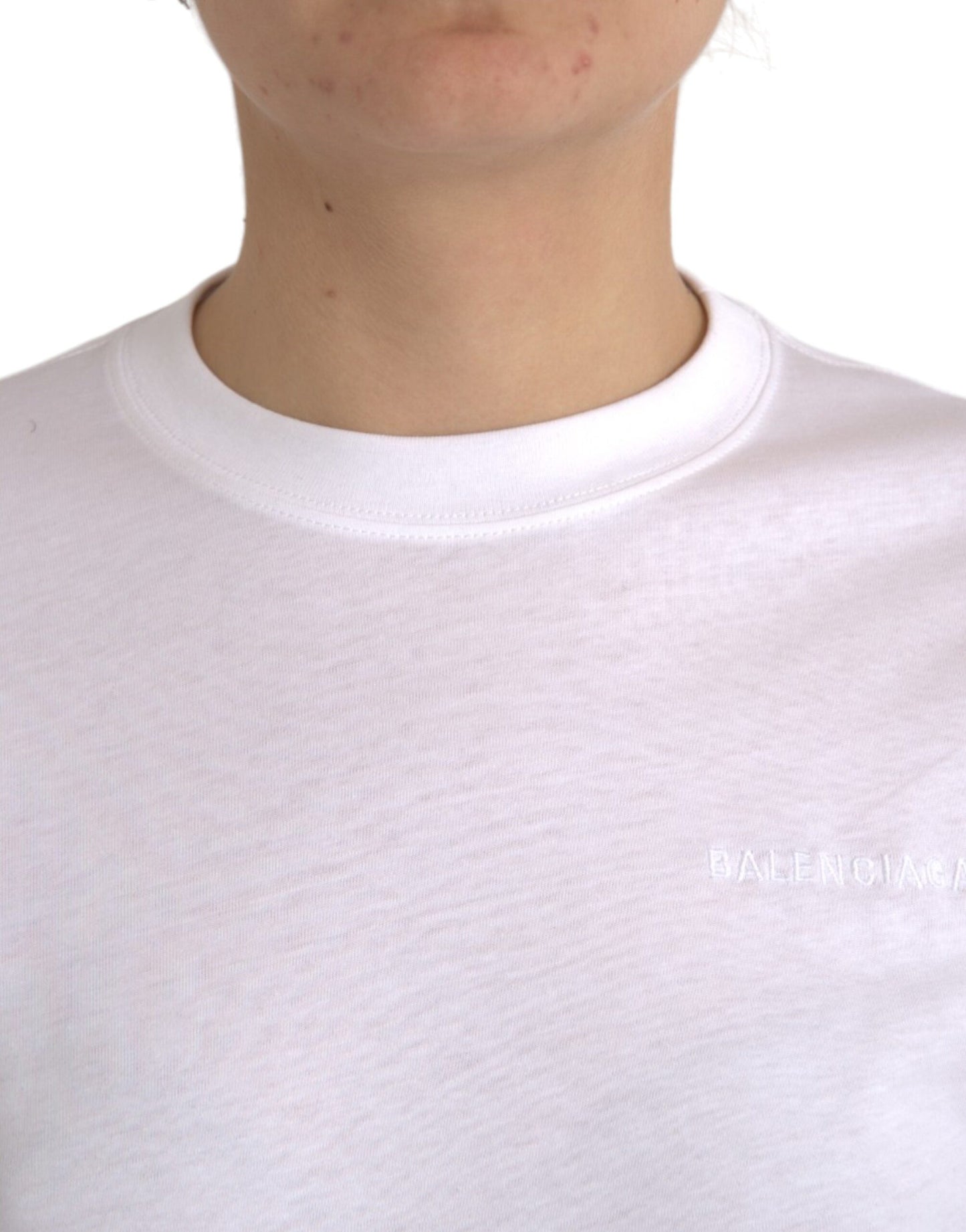 Camiseta blanca de algodón con cuello redondo y manga corta