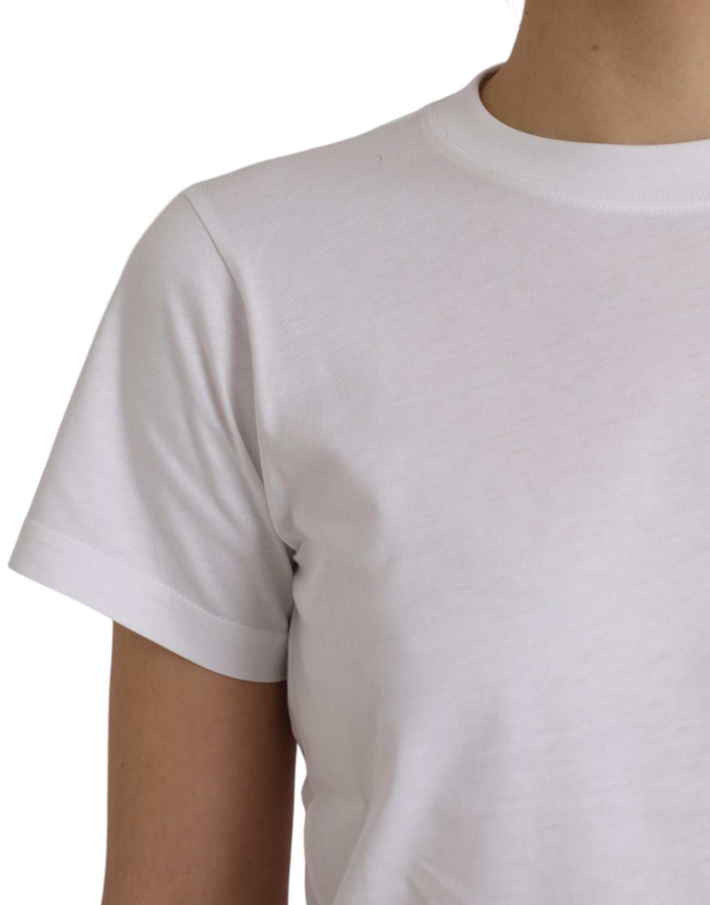 Camiseta blanca de algodón con cuello redondo y manga corta