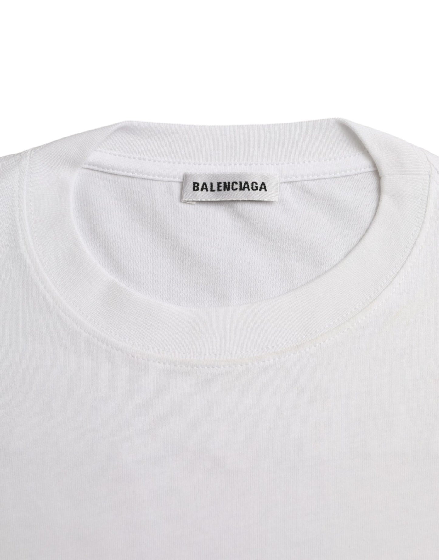 Camiseta blanca de algodón con cuello redondo y manga corta