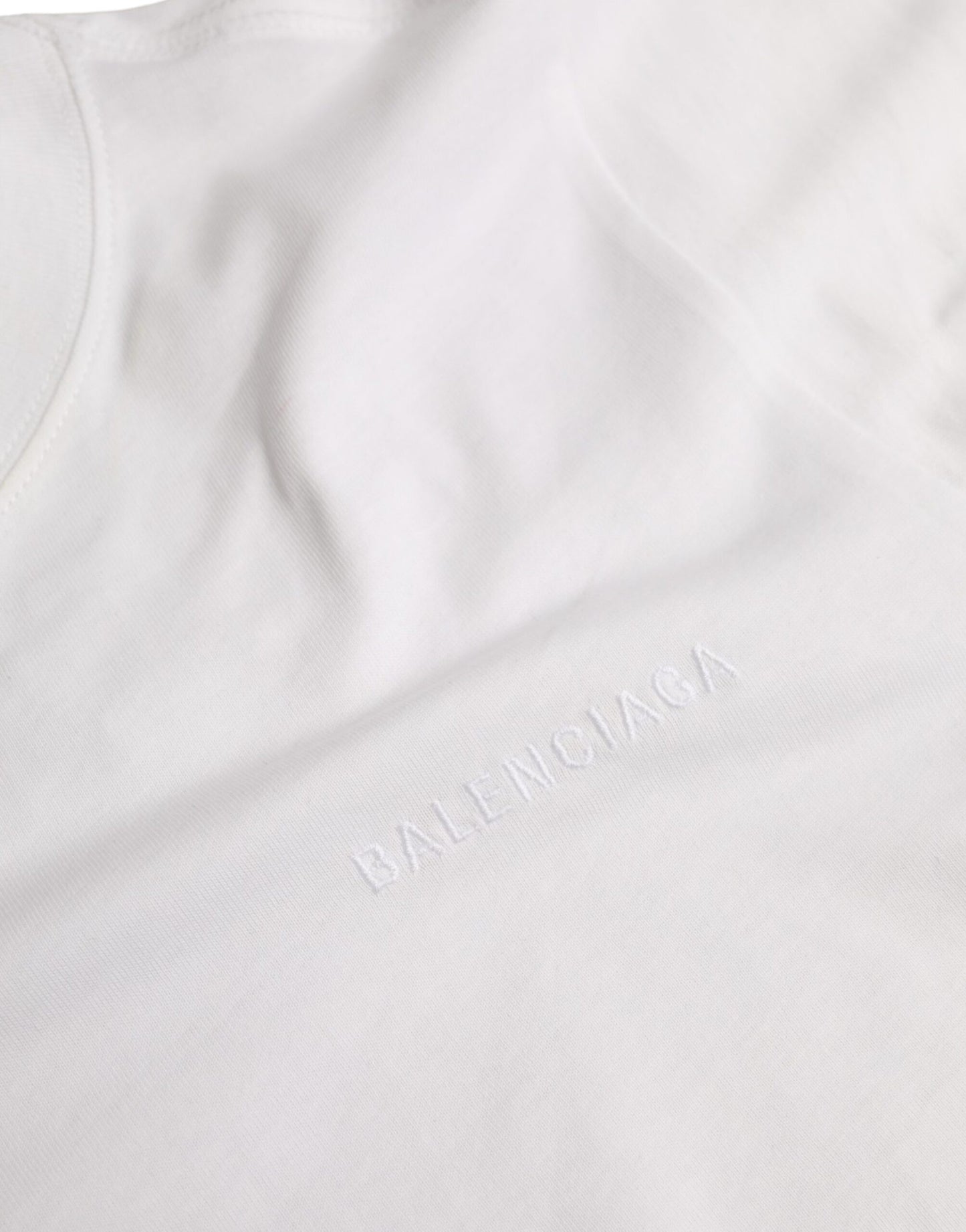 Camiseta blanca de algodón con cuello redondo y manga corta