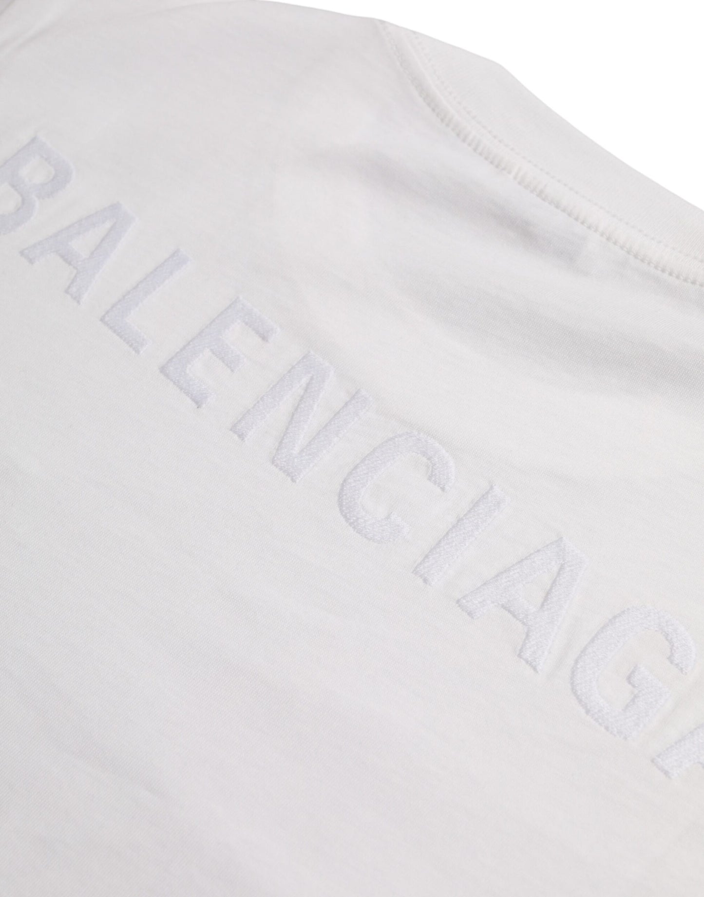 Camiseta blanca de algodón con cuello redondo y manga corta
