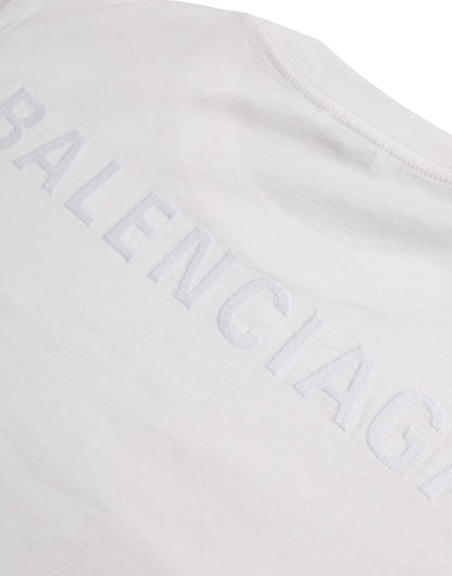 Camiseta blanca de algodón con cuello redondo y manga corta
