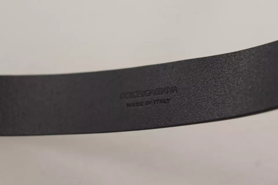 Cinturón de piel de becerro negra con hebilla metálica grabada con el logotipo