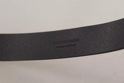 Cinturón de piel de becerro negra con hebilla metálica grabada con el logotipo