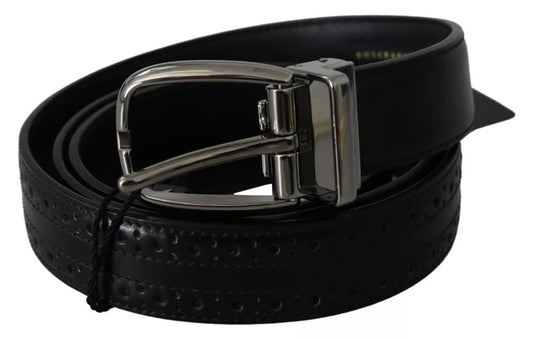 Cinturón clásico de cuero negro con hebilla de metal plateado
