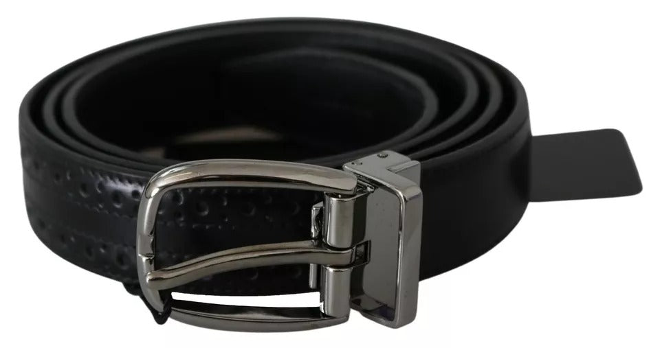 Cinturón clásico de cuero negro con hebilla de metal plateado