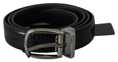 Cinturón clásico de cuero negro con hebilla de metal plateado